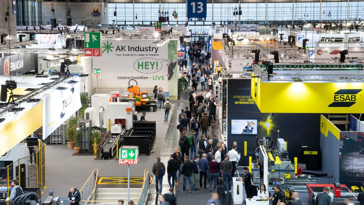 EuroBLECH fuar salonunda makine stantları ve ziyaretçilerin genel görünümü