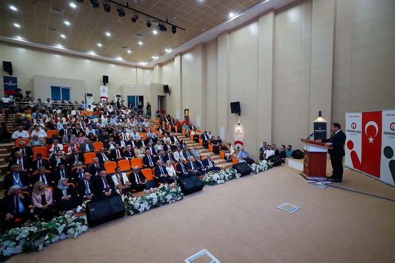 İSTE Turuncu Salon’da sempozyum ve fahri doktora törenine katılan davetliler