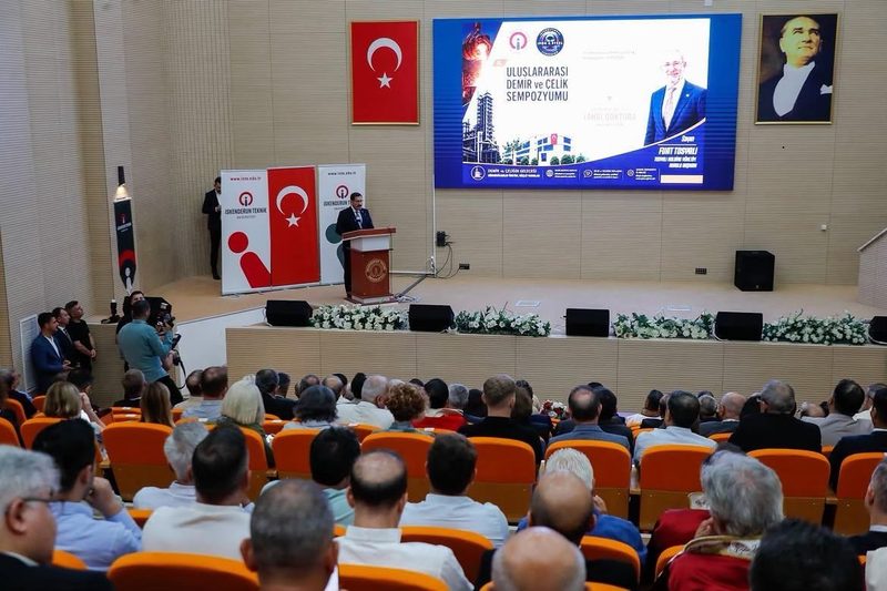 İskenderun Teknik Üniversitesi’nde düzenlenen törenden salon ve kürsü görünümü