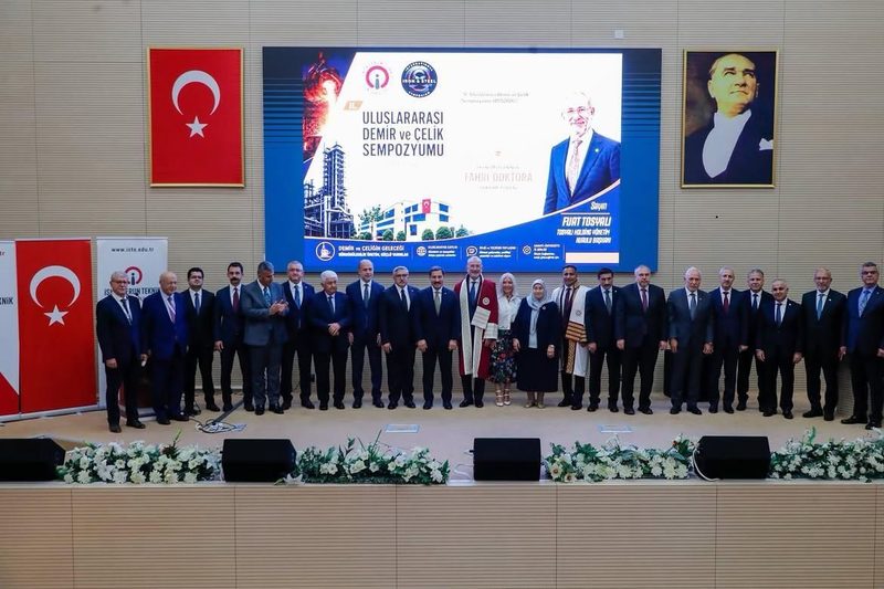 Fahri doktora töreninde protokol üyeleri ve davetliler toplu fotoğrafta