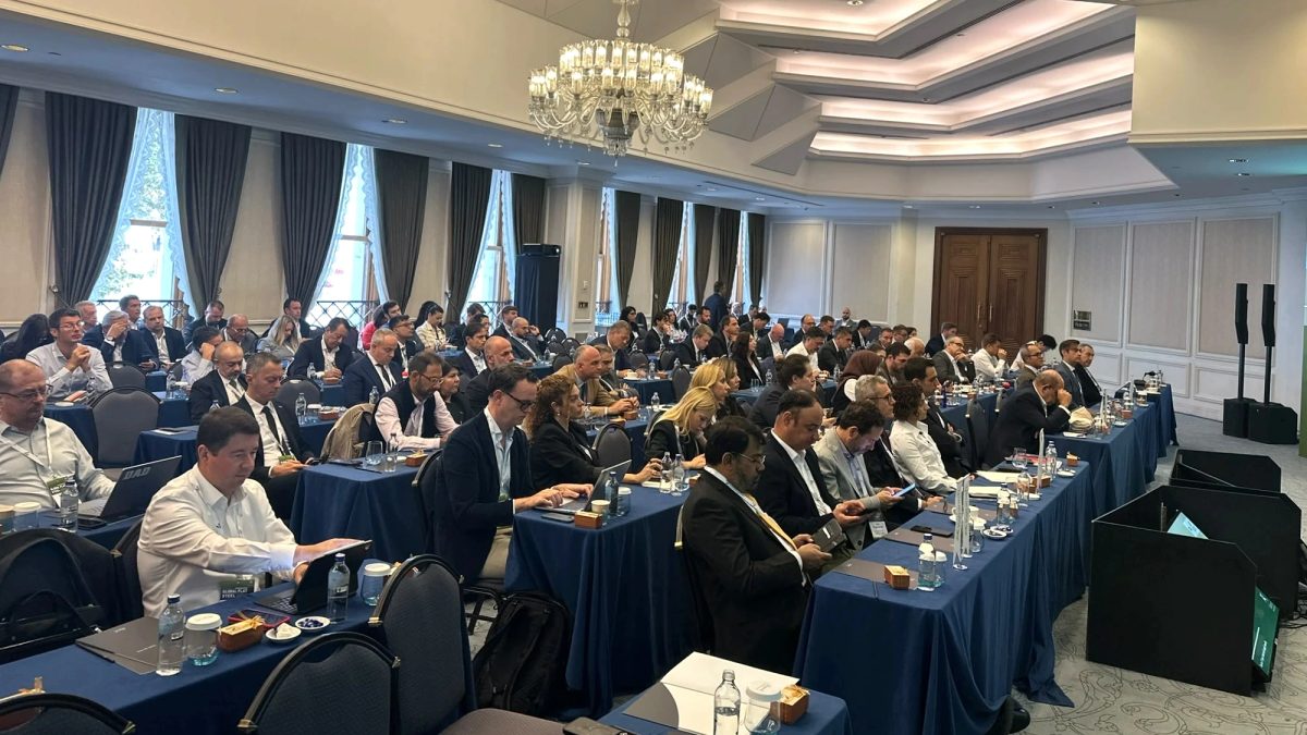 Konferans salonunda oturumları takip eden katılımcılar
