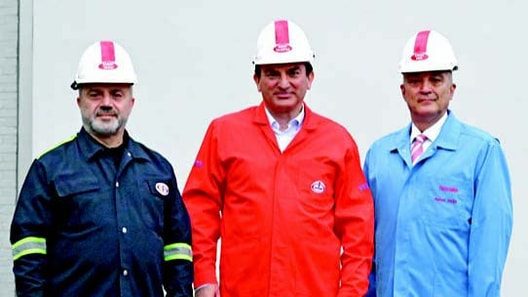 İsdemir tesislerinde baret ve iş kıyafetleriyle yöneticiler